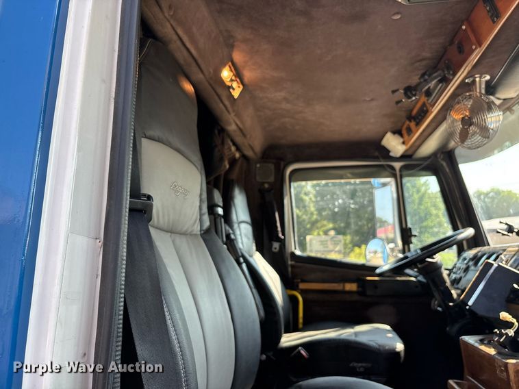 image for item DW7241 2000 Freightliner FL60 semi truck