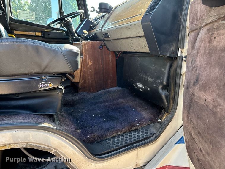 image for item DW7241 2000 Freightliner FL60 semi truck