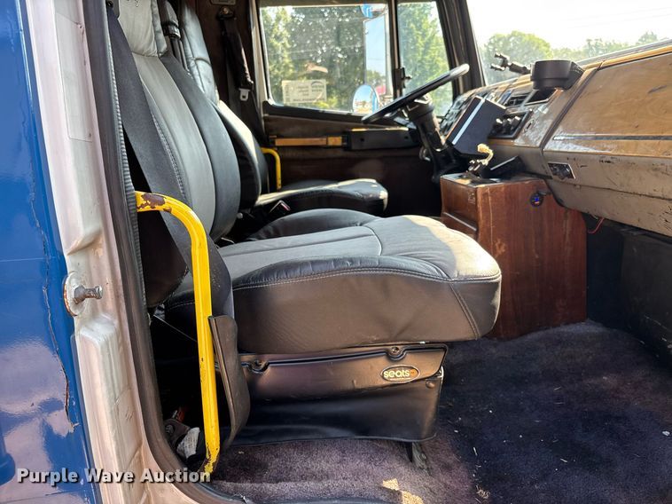 image for item DW7241 2000 Freightliner FL60 semi truck