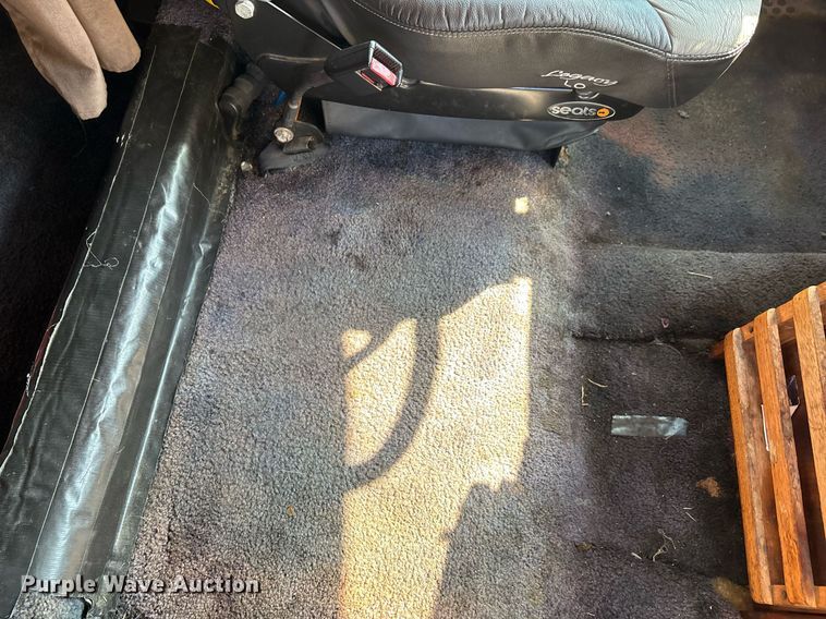 image for item DW7241 2000 Freightliner FL60 semi truck