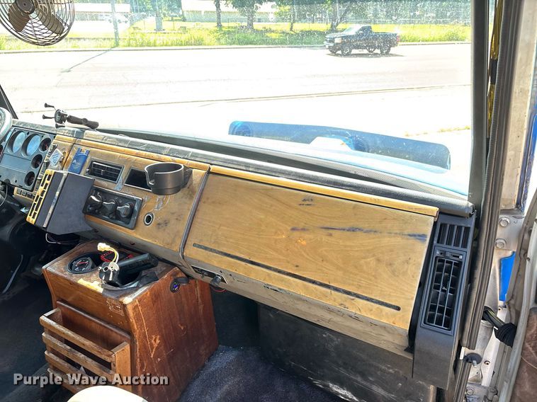 image for item DW7241 2000 Freightliner FL60 semi truck