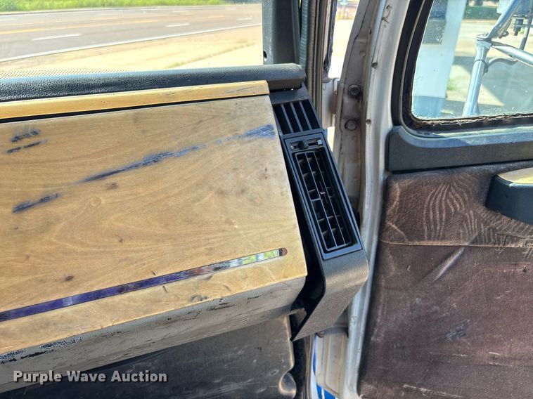 image for item DW7241 2000 Freightliner FL60 semi truck