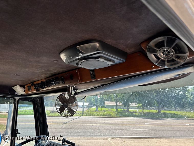 image for item DW7241 2000 Freightliner FL60 semi truck