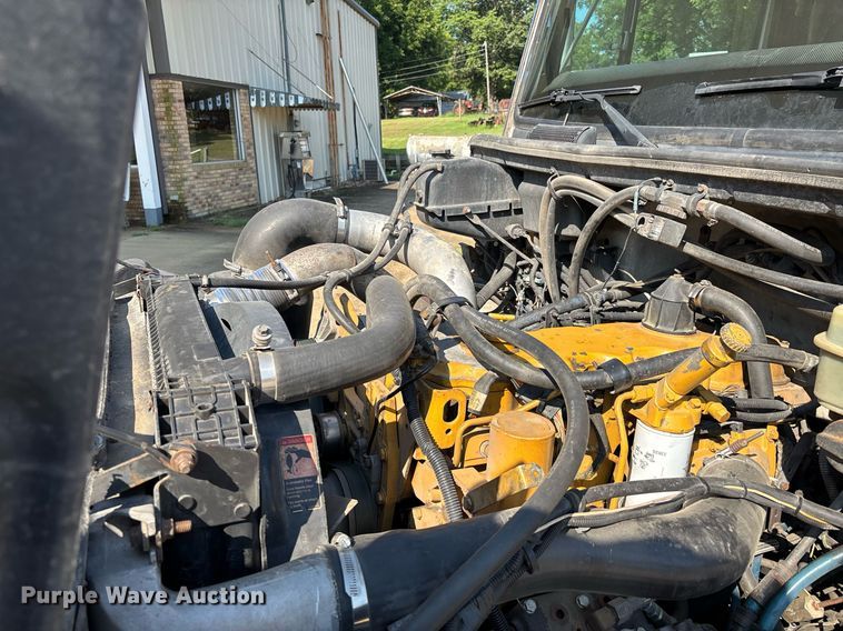 image for item DW7241 2000 Freightliner FL60 semi truck