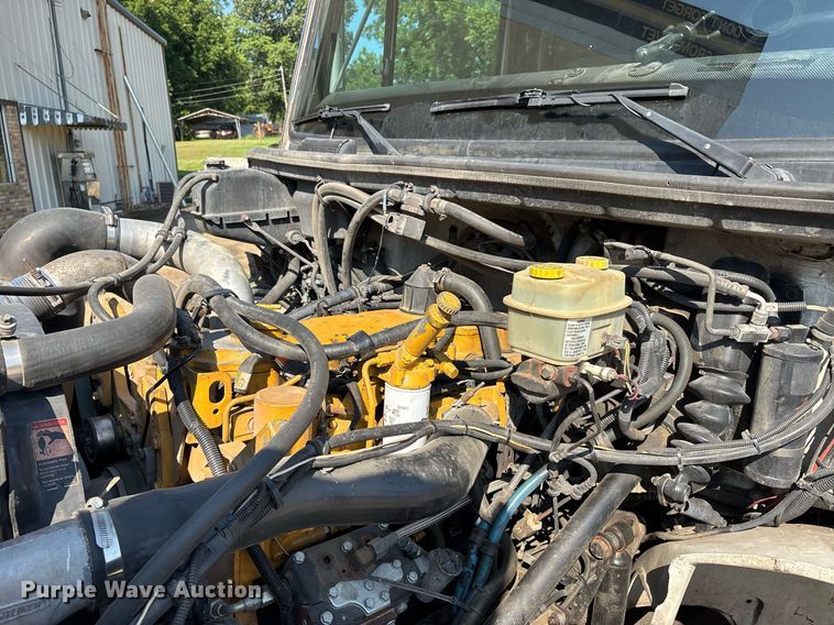 image for item DW7241 2000 Freightliner FL60 semi truck