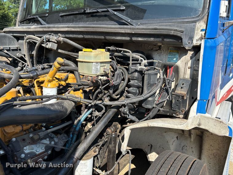 image for item DW7241 2000 Freightliner FL60 semi truck