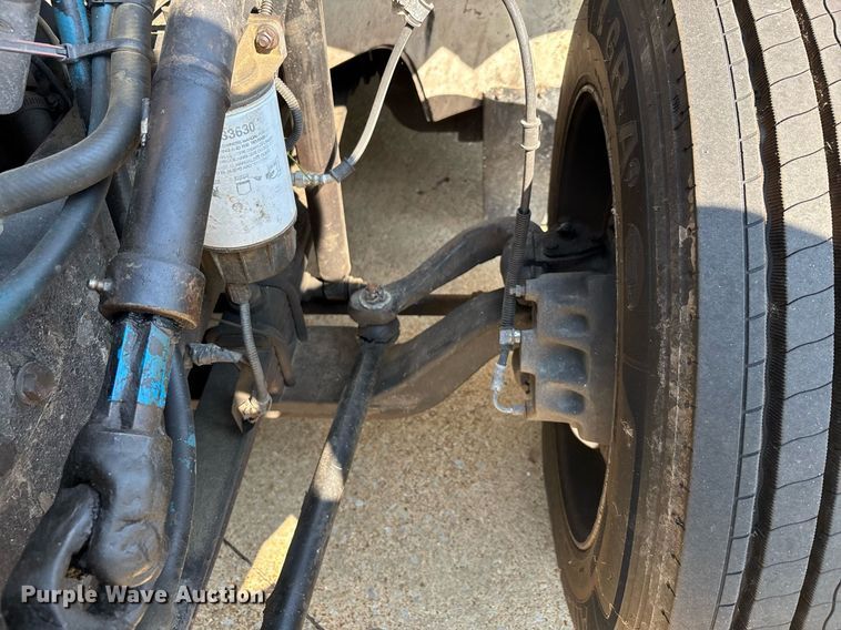 image for item DW7241 2000 Freightliner FL60 semi truck