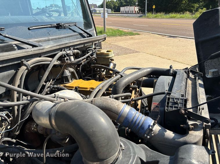 image for item DW7241 2000 Freightliner FL60 semi truck