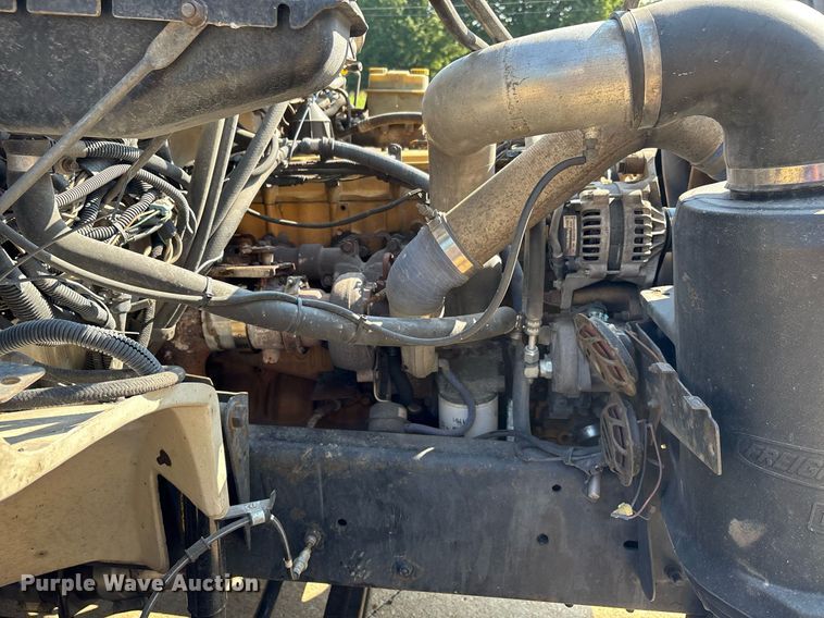 image for item DW7241 2000 Freightliner FL60 semi truck