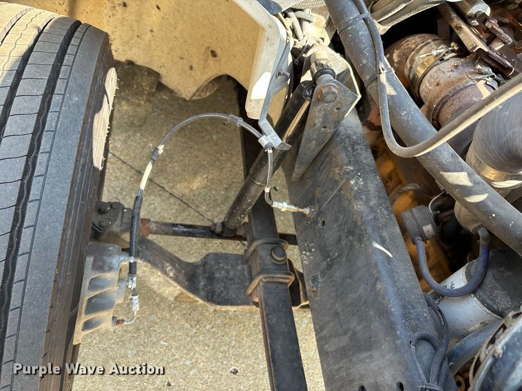 image for item DW7241 2000 Freightliner FL60 semi truck