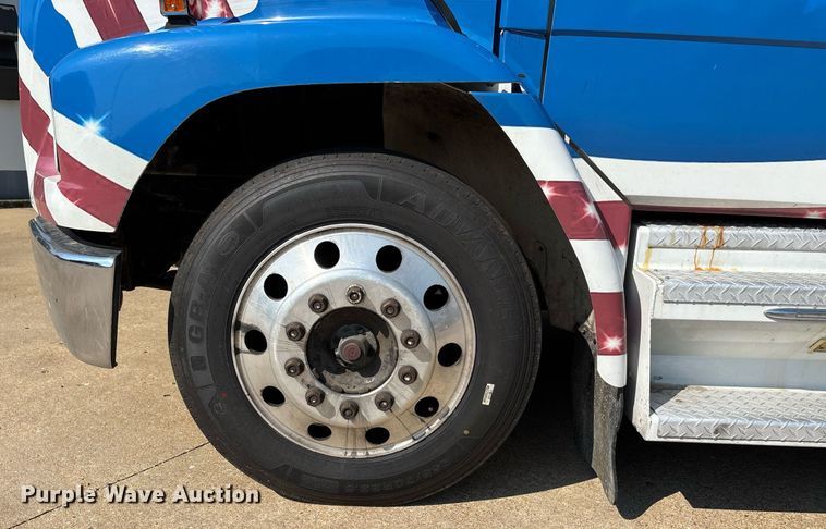 image for item DW7241 2000 Freightliner FL60 semi truck