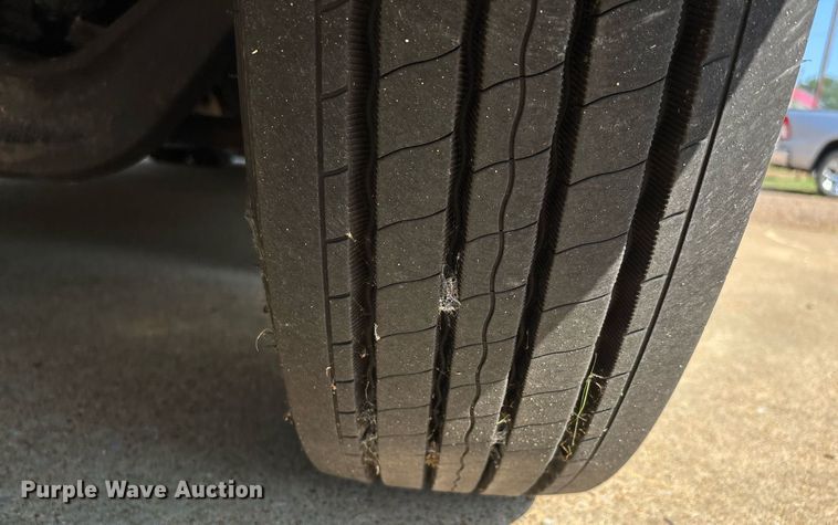 image for item DW7241 2000 Freightliner FL60 semi truck