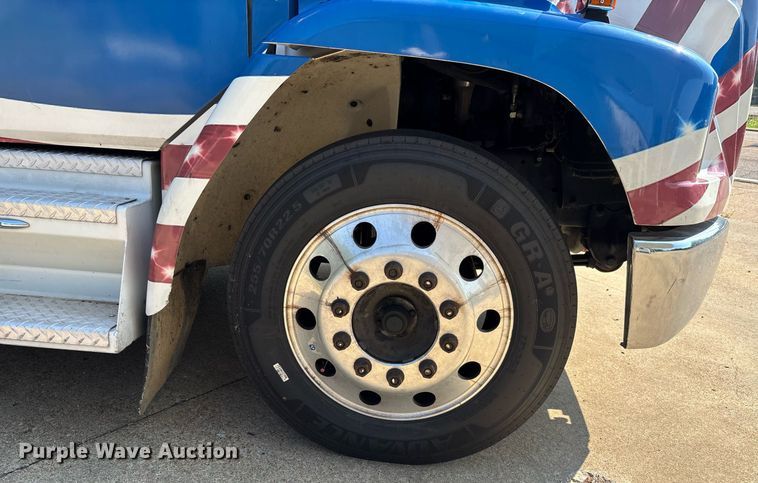 image for item DW7241 2000 Freightliner FL60 semi truck