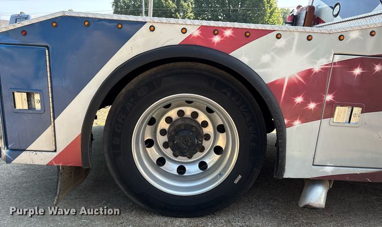 image for item DW7241 2000 Freightliner FL60 semi truck