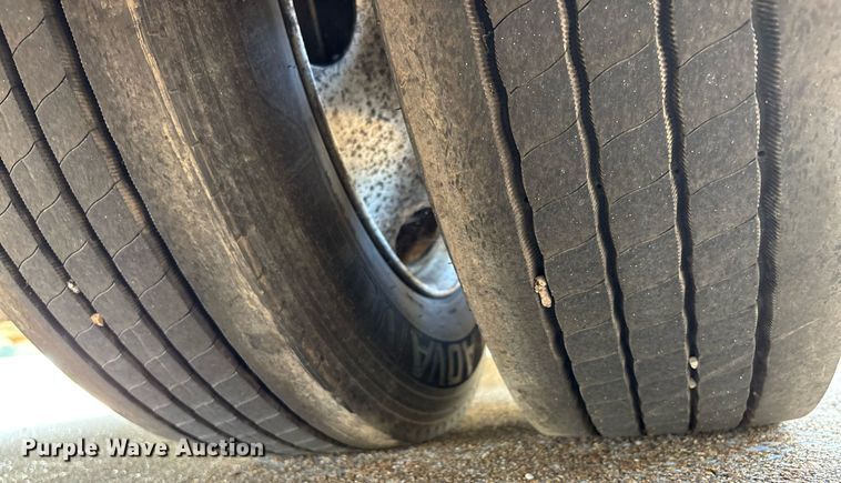 image for item DW7241 2000 Freightliner FL60 semi truck