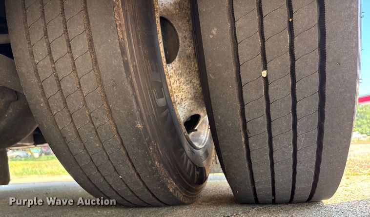 image for item DW7241 2000 Freightliner FL60 semi truck