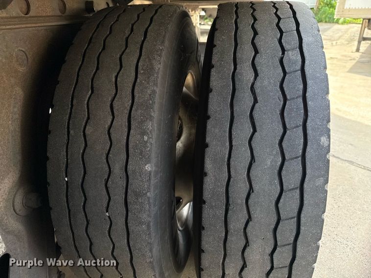 image for item DX5570 2014 Vanguard VXP dry van trailer