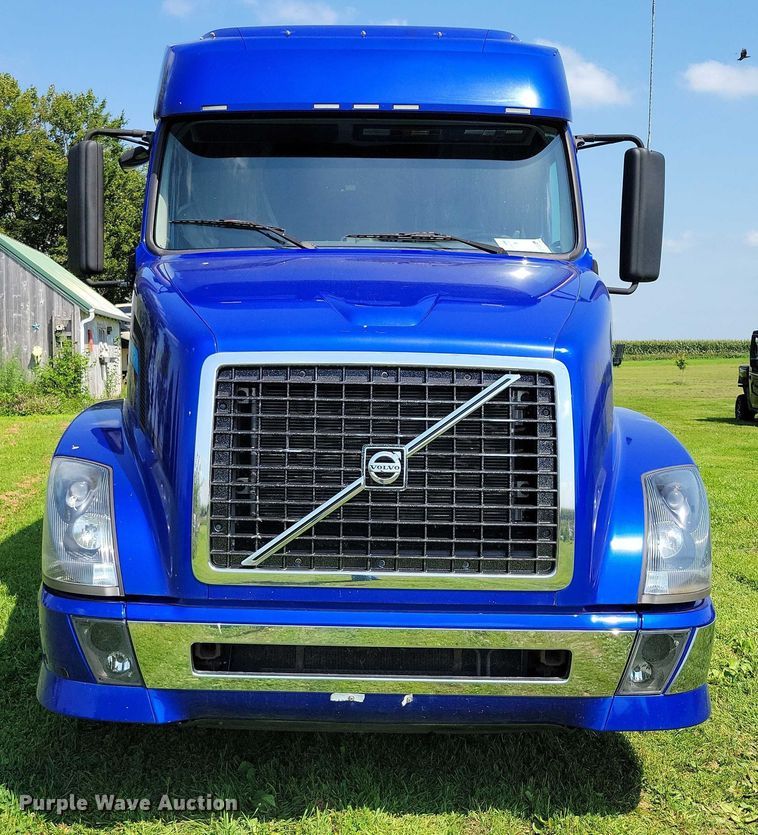image for item DX7252 2012 Volvo VNL semi truck