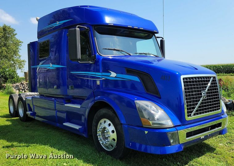 image for item DX7252 2012 Volvo VNL semi truck