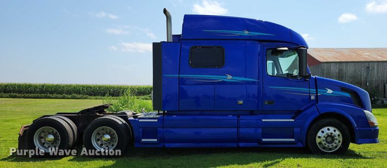 image for item DX7252 2012 Volvo VNL semi truck