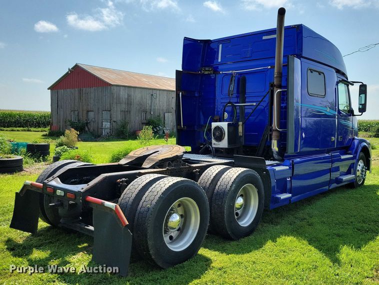 image for item DX7252 2012 Volvo VNL semi truck