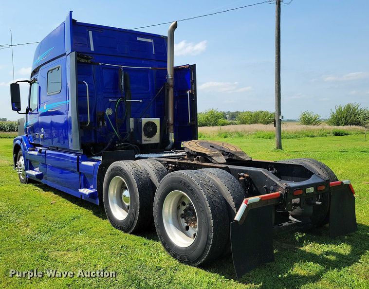 image for item DX7252 2012 Volvo VNL semi truck