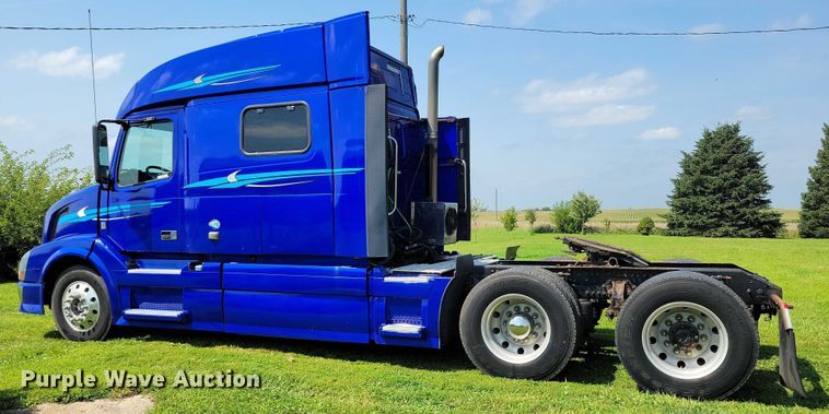 image for item DX7252 2012 Volvo VNL semi truck