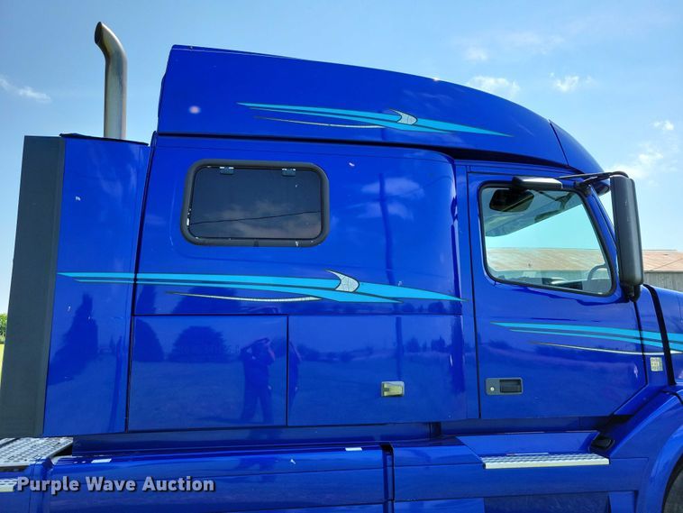 image for item DX7252 2012 Volvo VNL semi truck