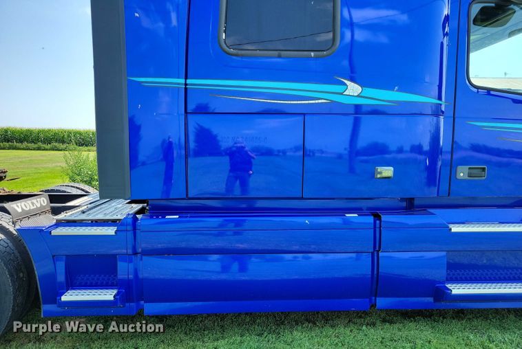 image for item DX7252 2012 Volvo VNL semi truck