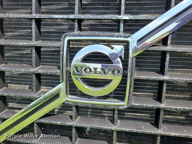 image for item DX7252 2012 Volvo VNL semi truck