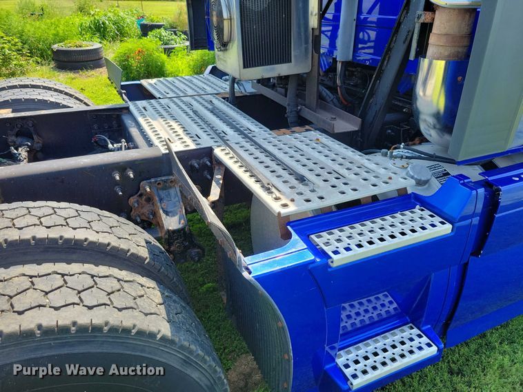 image for item DX7252 2012 Volvo VNL semi truck