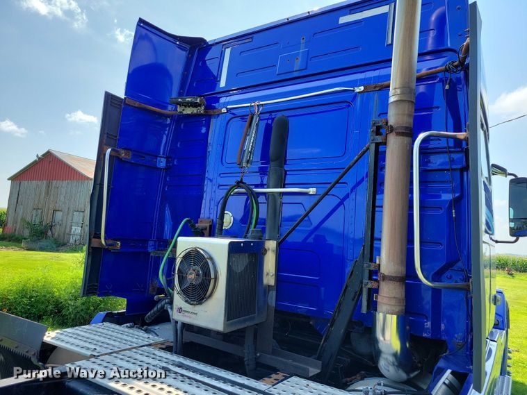 image for item DX7252 2012 Volvo VNL semi truck