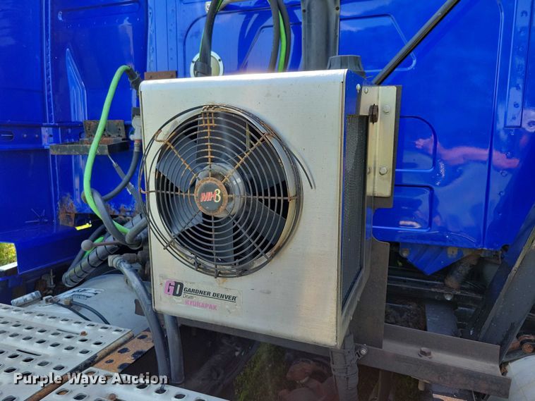 image for item DX7252 2012 Volvo VNL semi truck