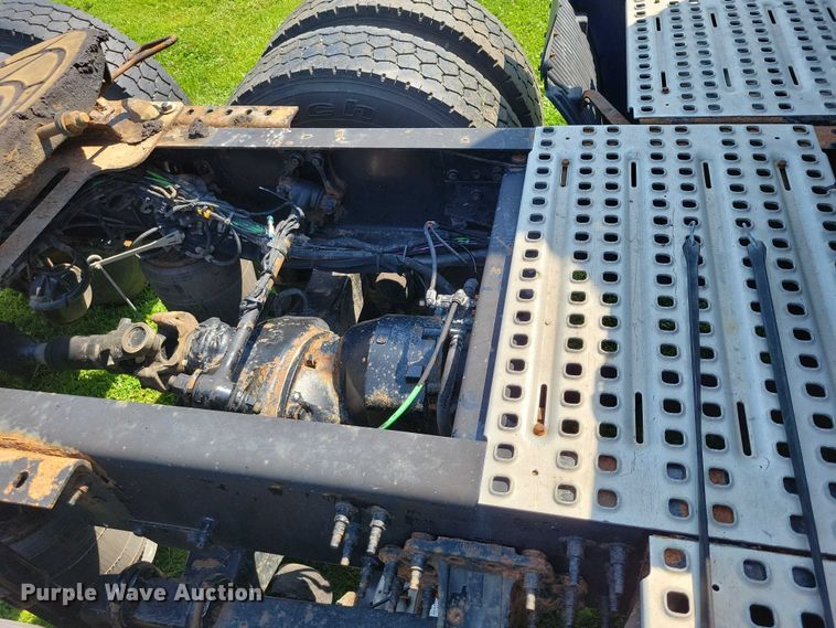 image for item DX7252 2012 Volvo VNL semi truck