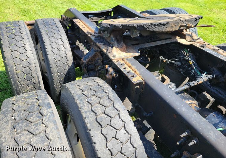 image for item DX7252 2012 Volvo VNL semi truck