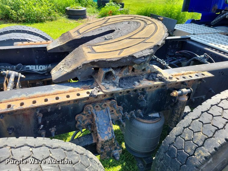 image for item DX7252 2012 Volvo VNL semi truck