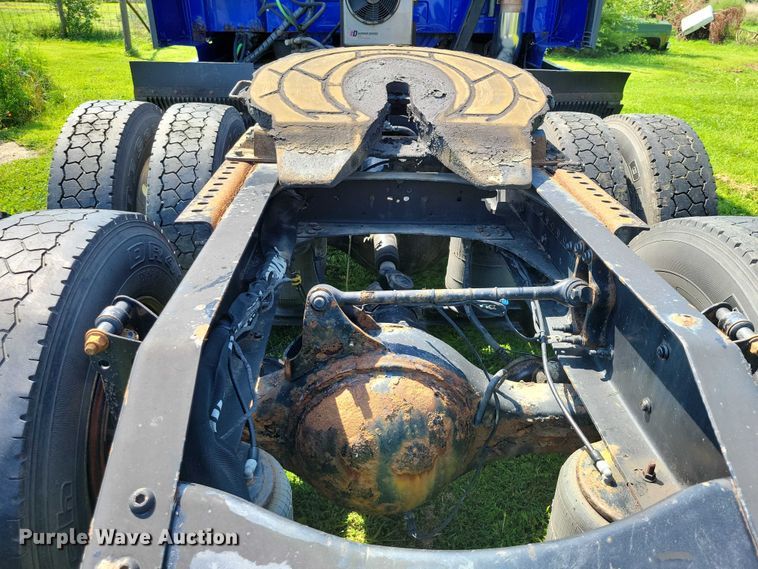 image for item DX7252 2012 Volvo VNL semi truck