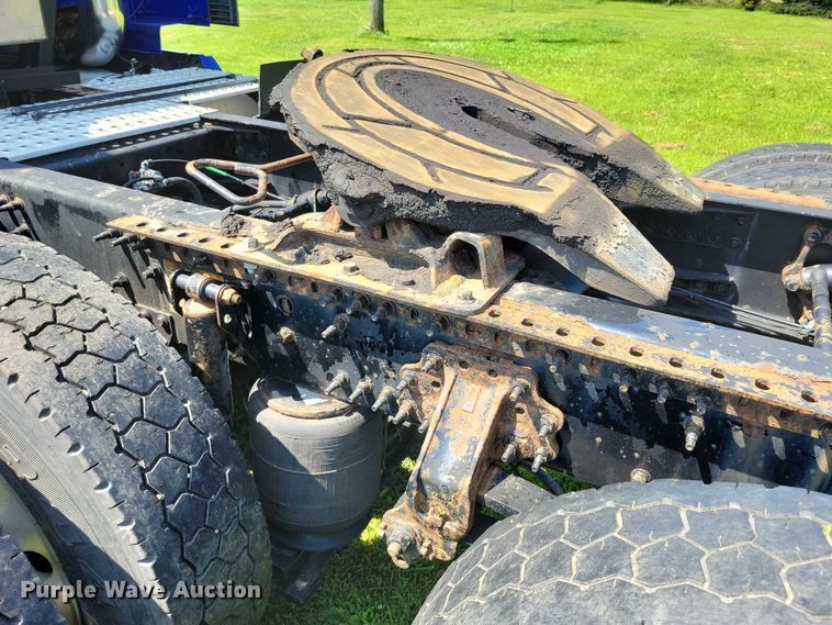 image for item DX7252 2012 Volvo VNL semi truck