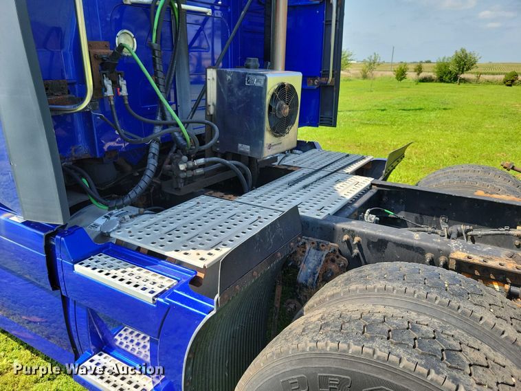 image for item DX7252 2012 Volvo VNL semi truck