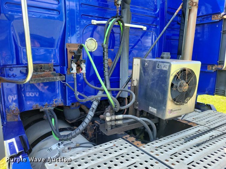 image for item DX7252 2012 Volvo VNL semi truck