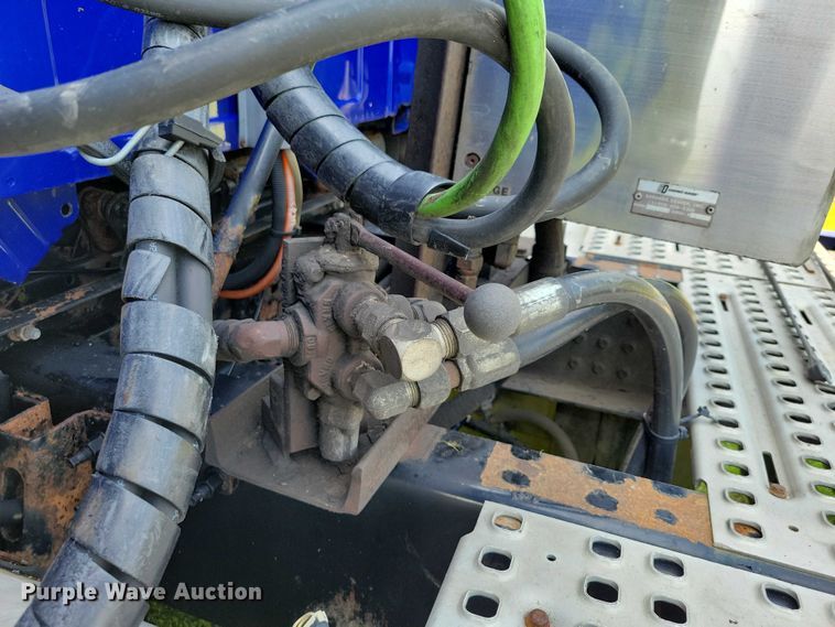 image for item DX7252 2012 Volvo VNL semi truck