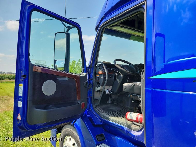 image for item DX7252 2012 Volvo VNL semi truck