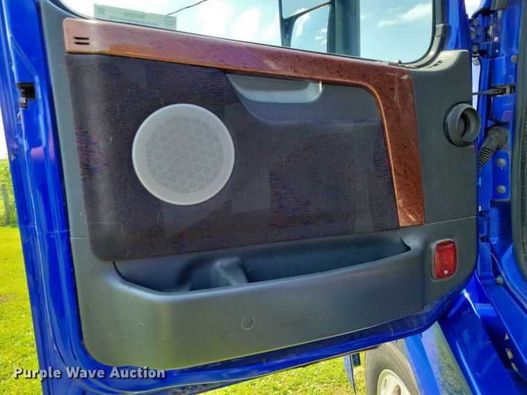 image for item DX7252 2012 Volvo VNL semi truck