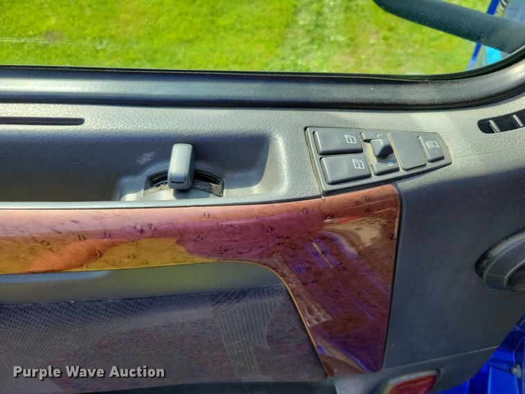 image for item DX7252 2012 Volvo VNL semi truck