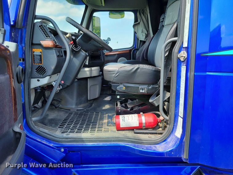 image for item DX7252 2012 Volvo VNL semi truck