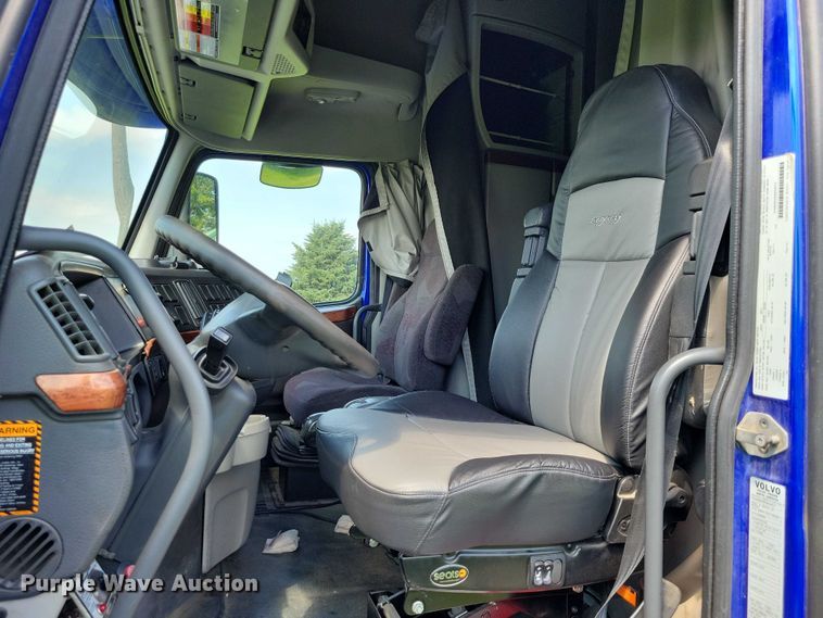 image for item DX7252 2012 Volvo VNL semi truck