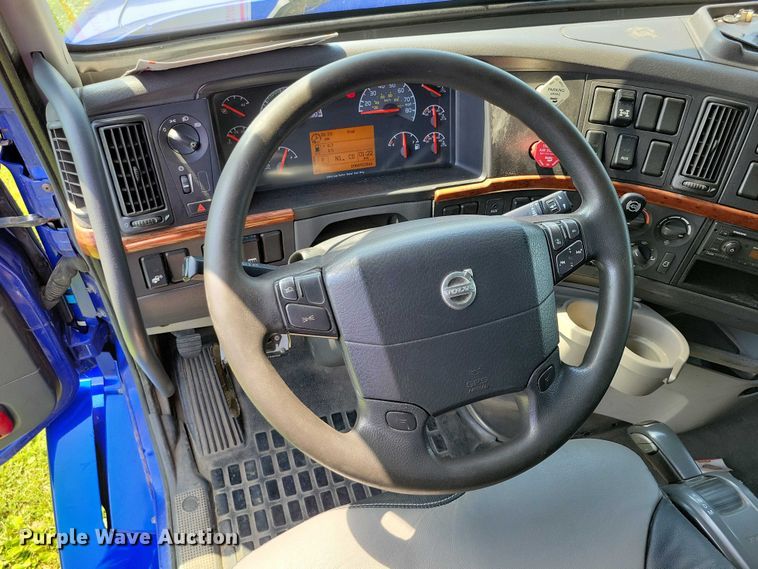 image for item DX7252 2012 Volvo VNL semi truck