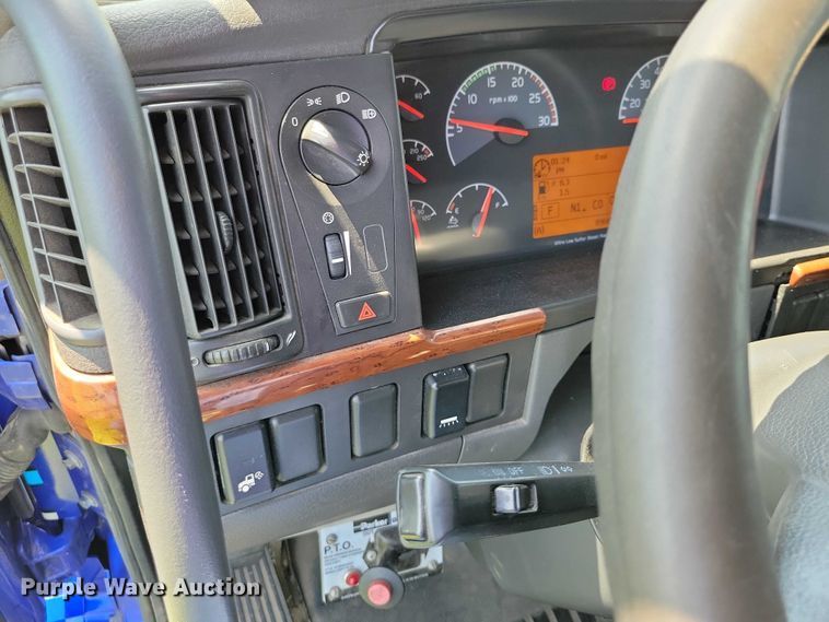 image for item DX7252 2012 Volvo VNL semi truck