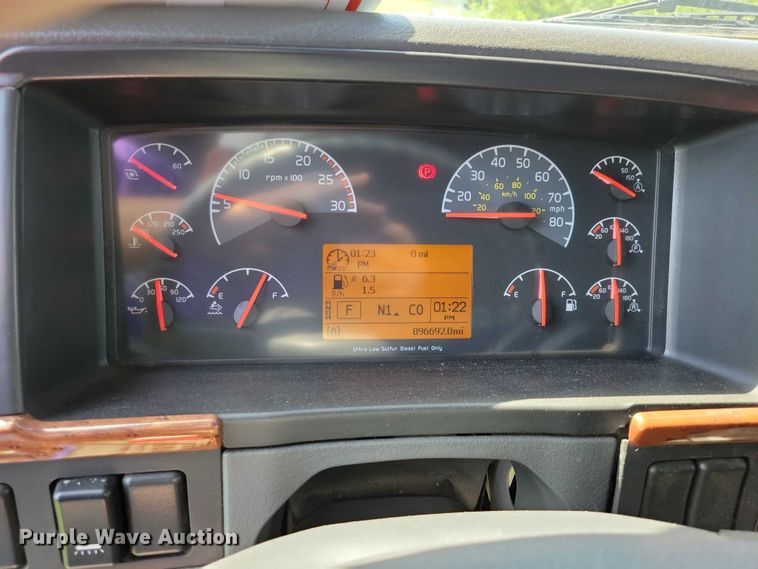 image for item DX7252 2012 Volvo VNL semi truck