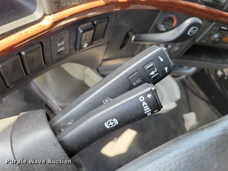 image for item DX7252 2012 Volvo VNL semi truck